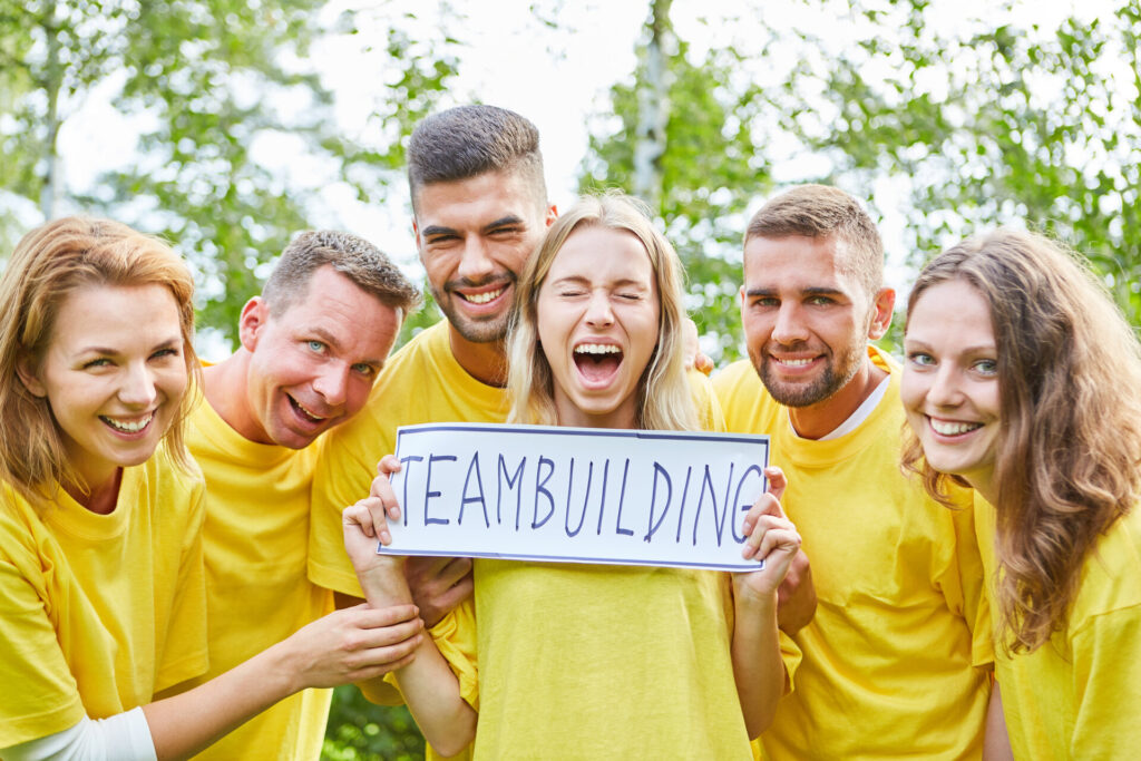 Mitarbeiter freuen sich beim Teambuilding Event