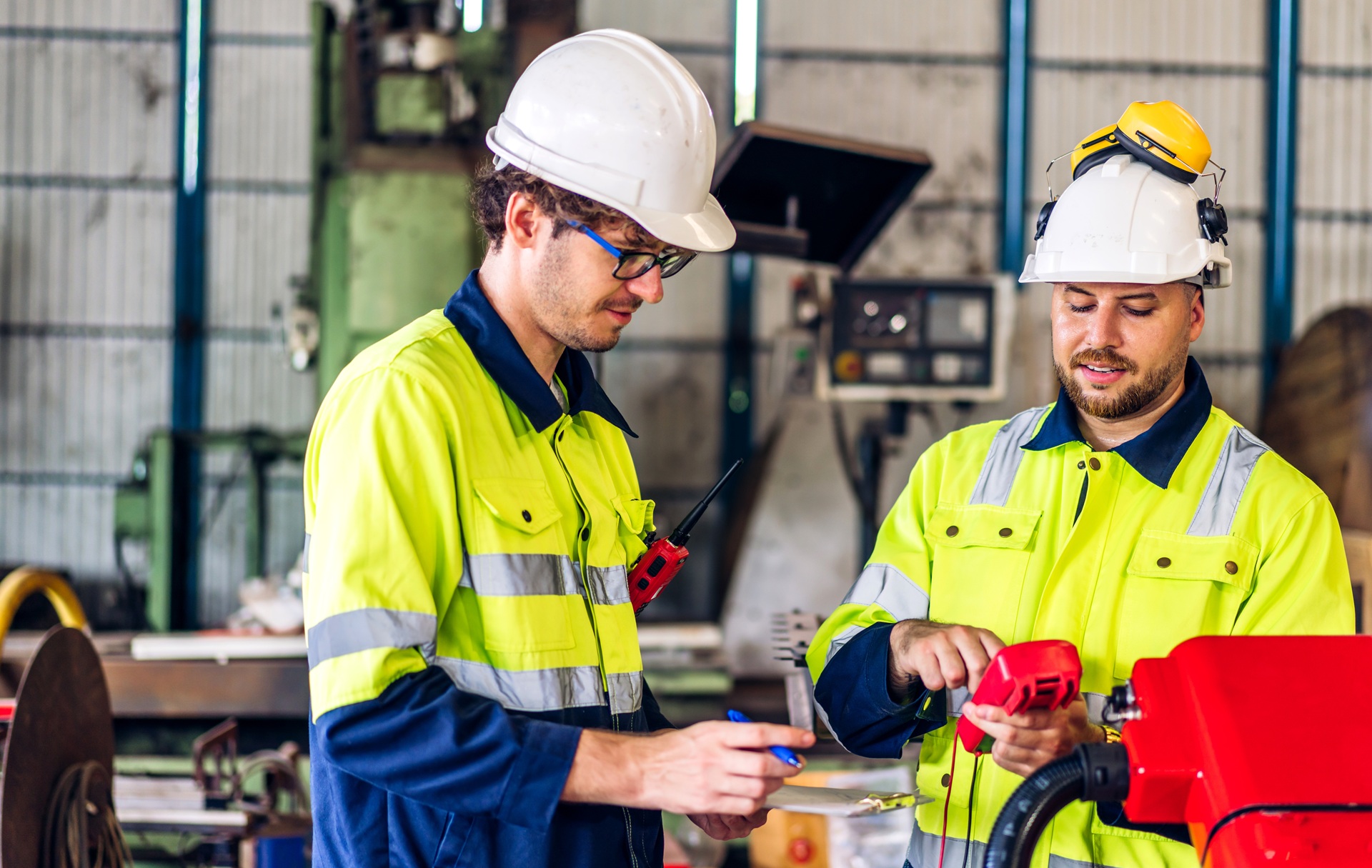Arbeiter prüfen Gerät | Druckaufnehmer